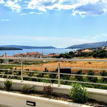 Ferienhaus Moderne Gemuetliche Mit Pool Und Meerblick Trogir
