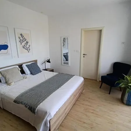 Moderne Gemuetliche Mit Pool Und Meerblick 트로기르