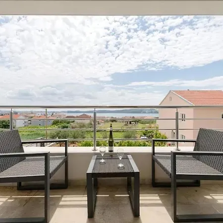 Moderne Gemuetliche Mit Pool Und Meerblick